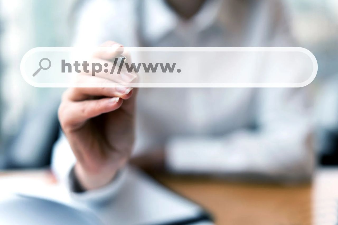 Main désignant une barre d’adresse de navigateur affichant « http://www »
